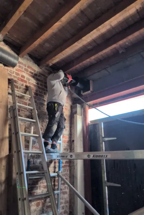 Kernboring door een betonnen muur met een diamantboor