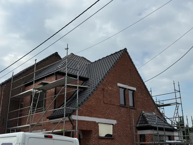 Woning in Opwijk na de renovatie, met een nieuw dak in antracietkleurige pannen