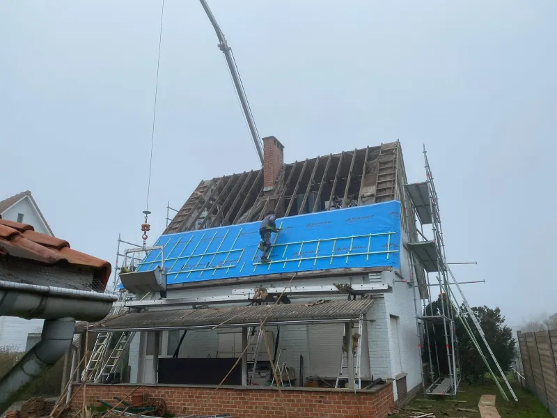 Nieuw onderdak met tengellatten en panlatten op het onderste deel van het dakvlak
