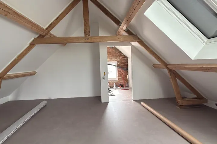 Afgewerkte leefruimte na een totaalrenovatie