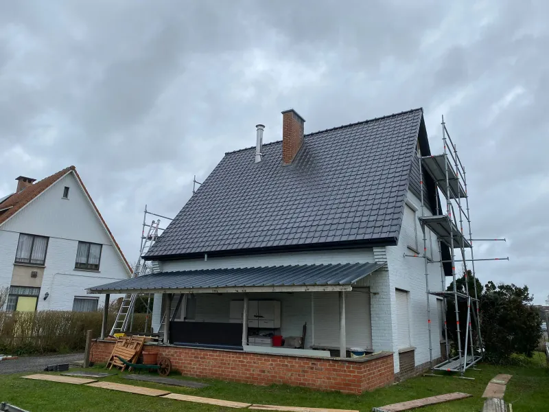 Woning met een vernieuwd hellend dak in leikleurige pannen