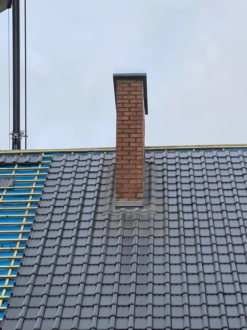 Schouw ingewerkt met loodslabben tussen de nieuwe pannen